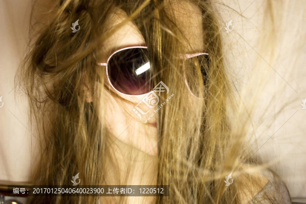 戴太陽鏡的年輕女人的肖像