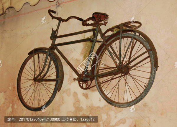 墻上的舊自行車