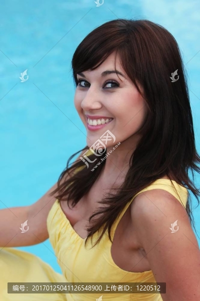 微笑的黑發(fā)美女
