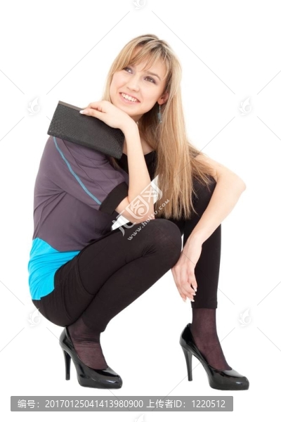 微笑的年輕女人帶著手提包