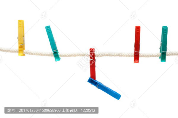 彩色衣夾掛在亞麻繩