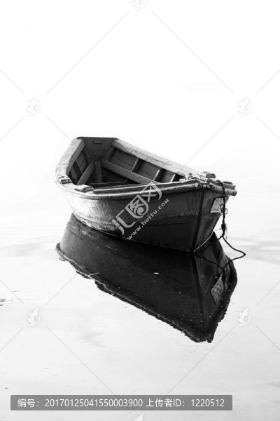 一條船；一條反射