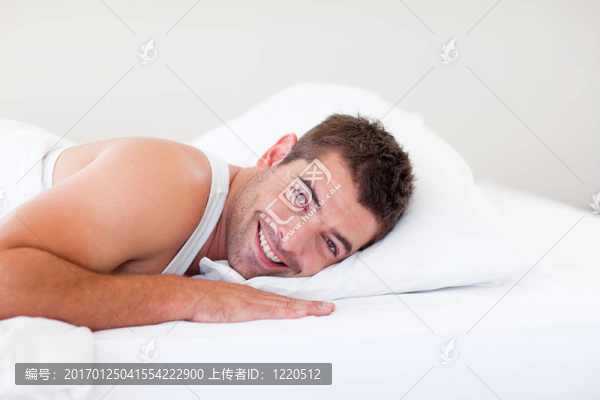 英俊男子躺在床上微笑