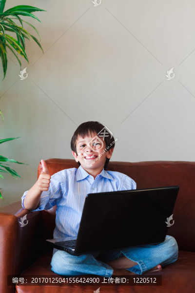 孩子用他的筆記本電腦用拇指了