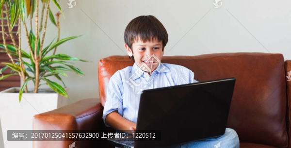 孩子玩他的筆記本電腦