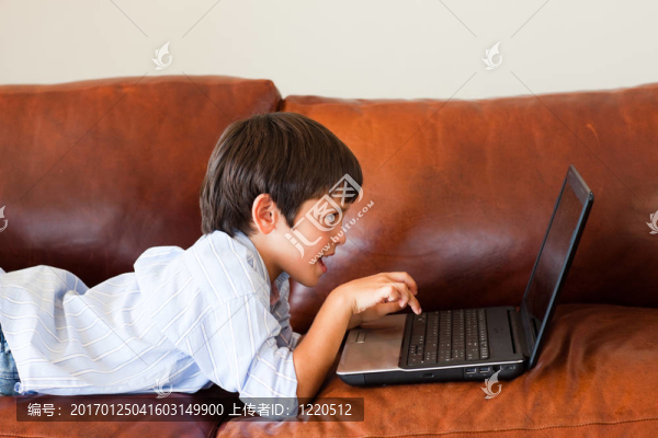 孩子玩他的筆記本電腦