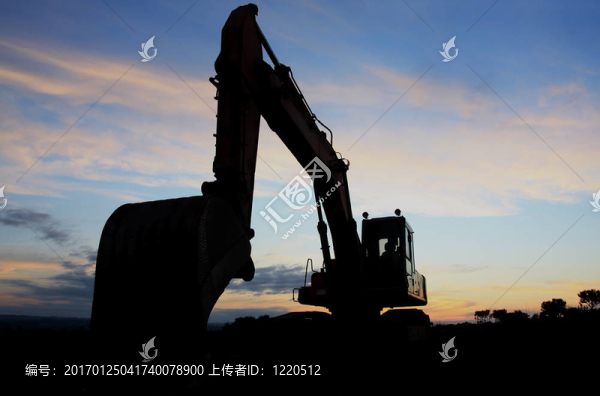挖掘機(jī)在日落
