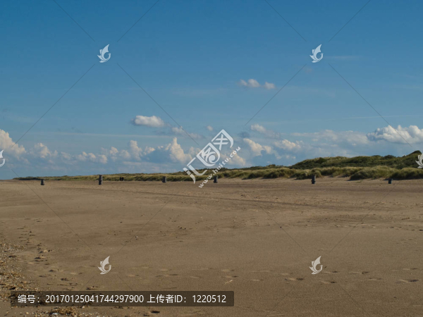 有著沙丘和云朵的沙灘