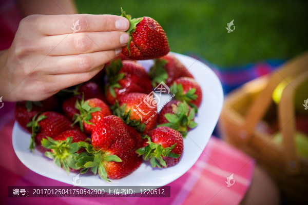一個(gè)充滿strawberies板