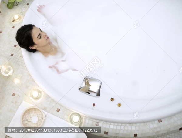 在浴缸里