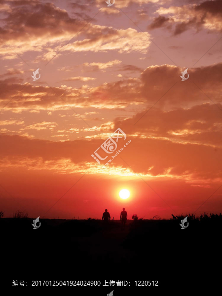 走在夕陽