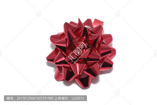 白色背景上的絲帶做成的紅色蝴蝶結(jié)。