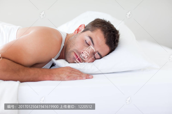 躺在床上的男人