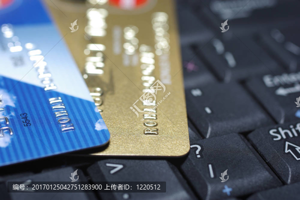 筆記本電腦鍵盤上的信用卡。