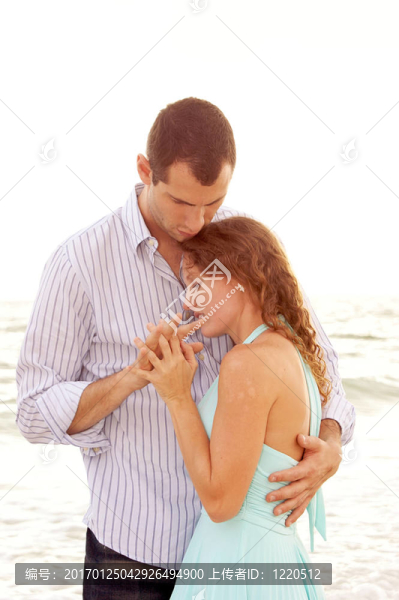 親密交談的年輕夫婦