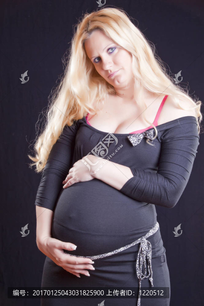 孕婦抱著肚子