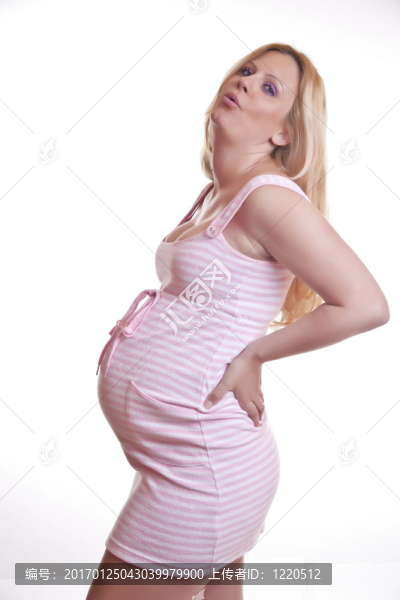 孕婦抱著肚子