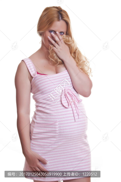 孕婦抱著肚子