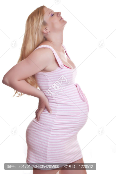 孕婦抱著肚子