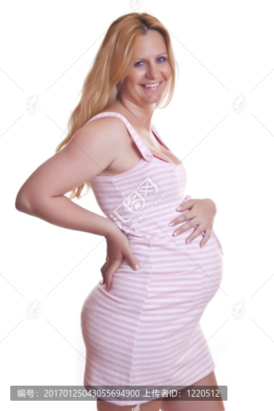 微笑孕婦抱著肚子
