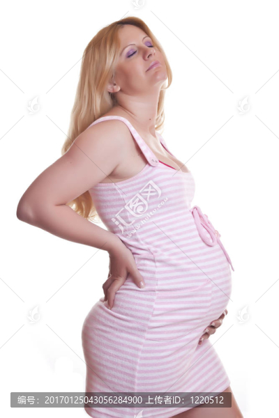 微笑孕婦抱著肚子