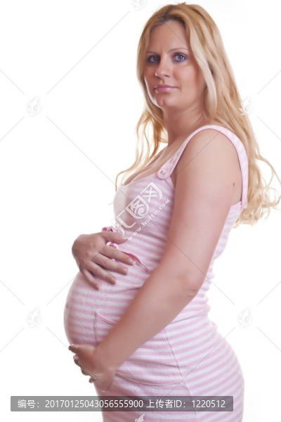 孕婦抱著肚子