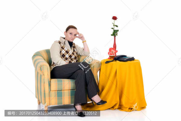 在沙發(fā)上沉思的女人