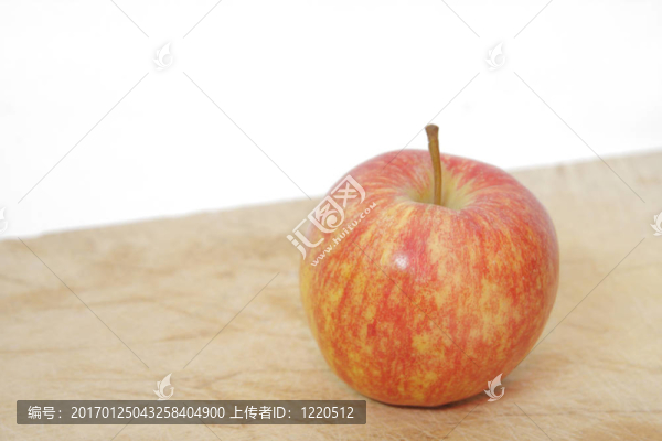 木質(zhì)表面上的蘋果
