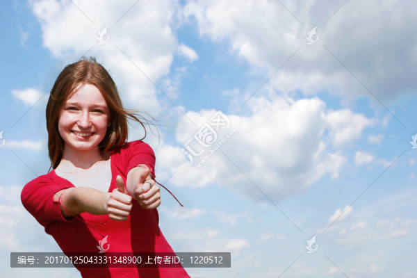 幸福的女孩在明亮的天空背景