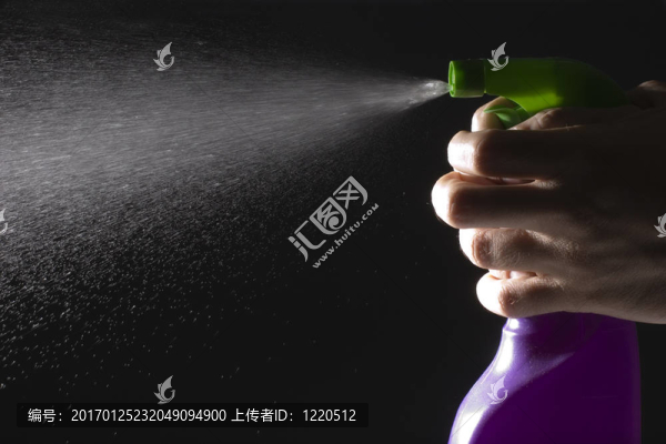 用噴霧瓶清潔雙手