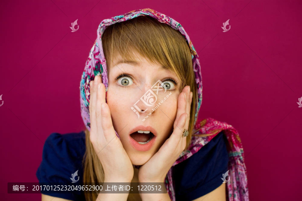 驚訝的年輕女性