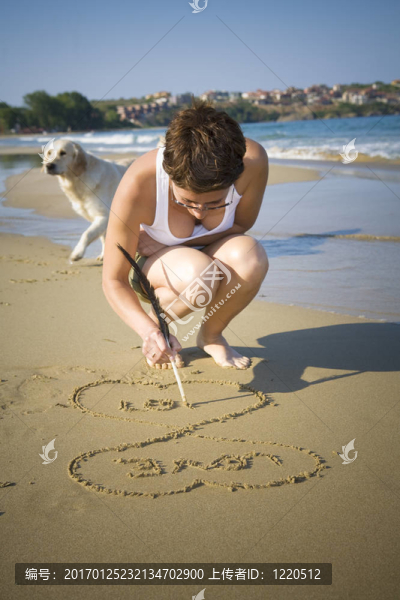 年輕女孩畫一顆心