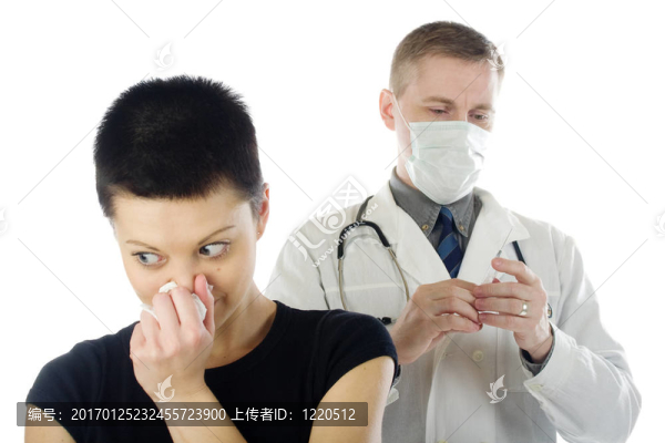 打噴嚏的女孩和醫(yī)生