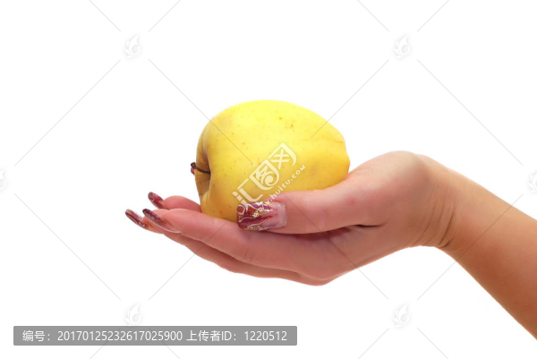 女人手拿蘋果孤立在白色