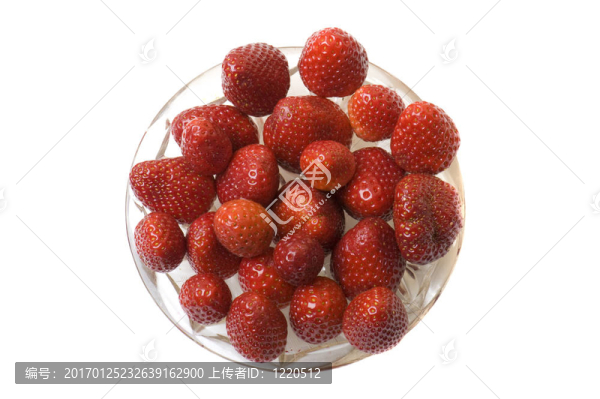 白色背景上新鮮可口的草莓