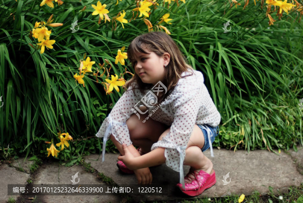 夏天花園里的女孩