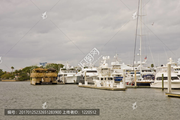 在稻草小屋的白色游艇