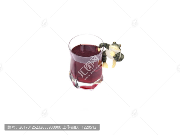 青蛙在白色的酒玻璃上