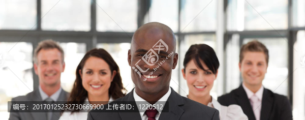 年輕的非洲裔美國(guó)人領(lǐng)導(dǎo)一個(gè)團(tuán)隊(duì)