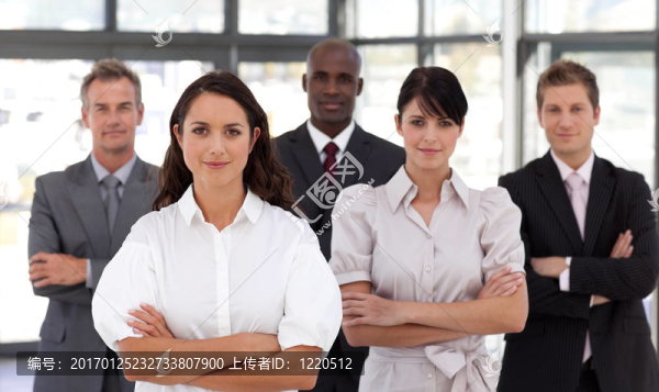 一個(gè)自信的事業(yè)女性領(lǐng)導(dǎo)一個(gè)團(tuán)隊(duì)的畫像