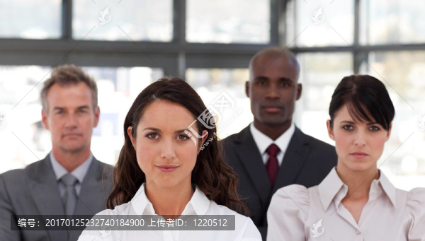 一個(gè)自信的事業(yè)女性領(lǐng)導(dǎo)一個(gè)團(tuán)隊(duì)的畫像