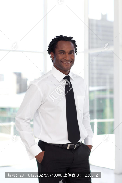 商業(yè)領(lǐng)先的微笑在相機(jī)