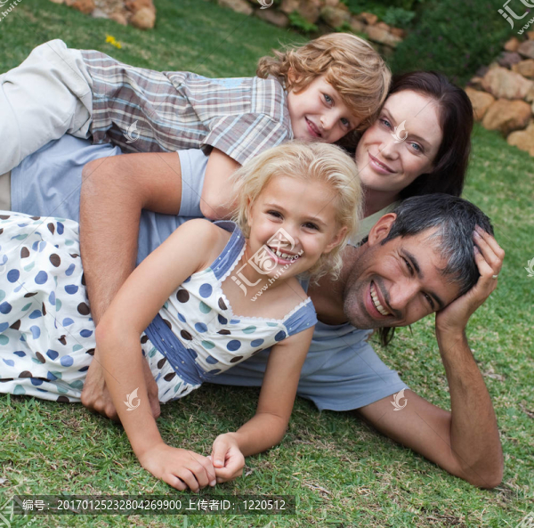 在花園里享受生活的家庭