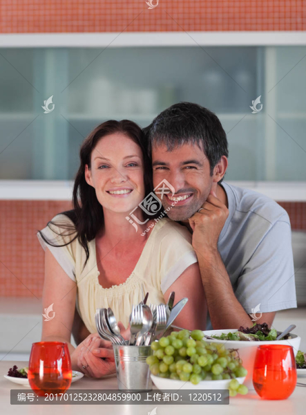 廚房里的情侶在拍照