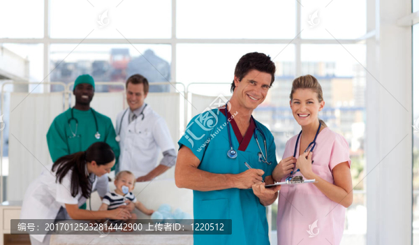 醫(yī)生在醫(yī)院的肖像看起來(lái)很高興