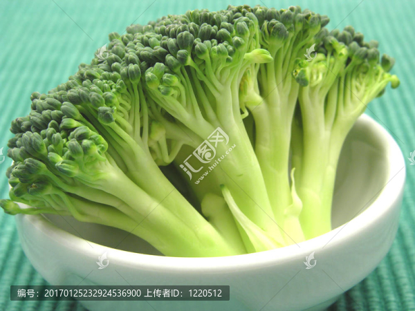 在一個(gè)小碗里的瓷器西蘭花