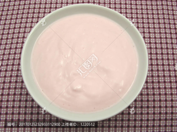 凝乳奶酪一碗格子臺布瓷器