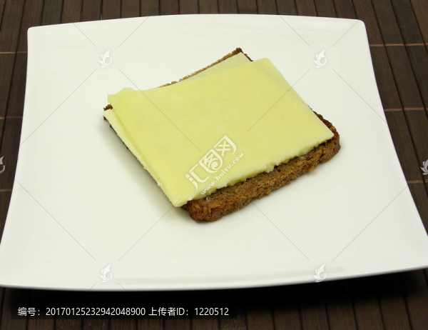 兩片奶酪盤子上的全麥面包