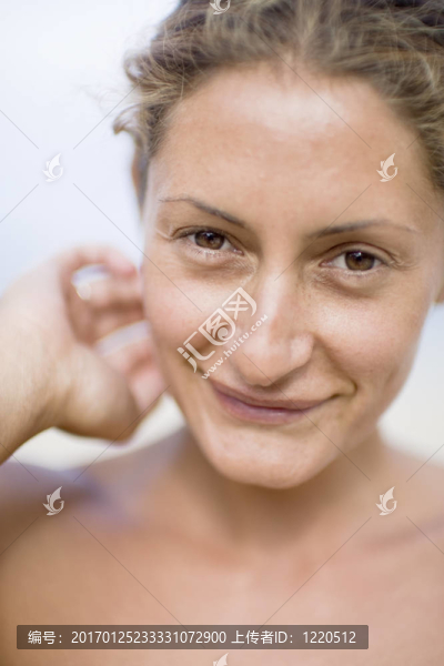 年輕的女孩微笑