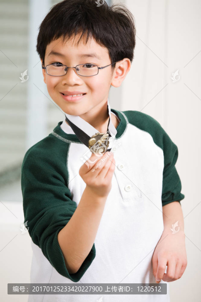 獲獎的男孩與他的獎章